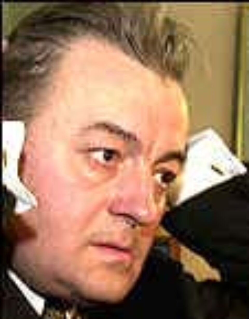 Vadim donează sinistraților o brățară de aur, amintire de familie Vadim donează sinistraților o brățară de aur, amintire de familie