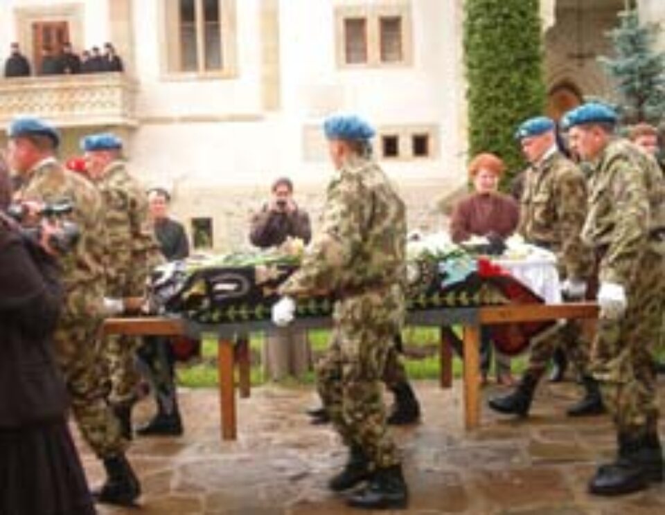 Onoruri militare la funeraliile acad. Zoe Dumitrescu-Bușulenga