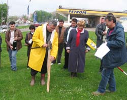 Primarul Ion Lungu a infipt primul tarus al unei parcele pentru casa