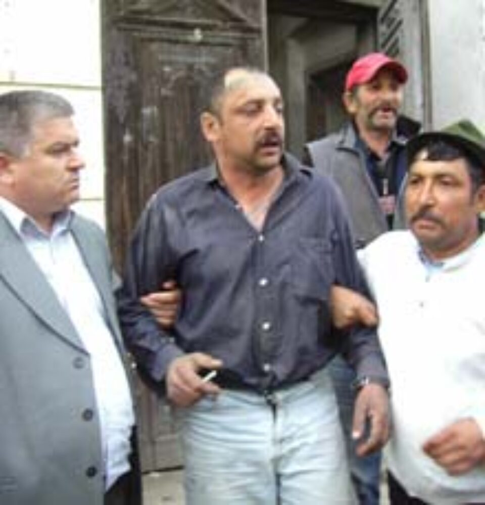 Feraru in mijloc scos din biserica de seful Politiei Radauti Feraru in mijloc scos din biserica de seful Politiei Radauti