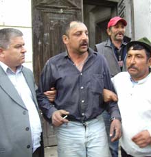 Feraru in mijloc scos din biserica de seful Politiei Radauti