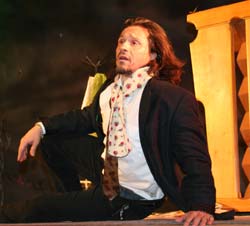 Claudiu Bleonț „a rupt bilete” la intrarea în Casa de Cultură