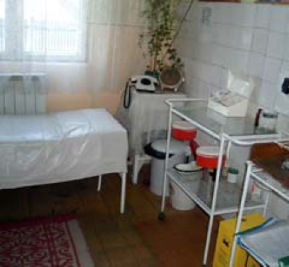 Medicină cu stetoscopul, în dispensare ce stau să cadă