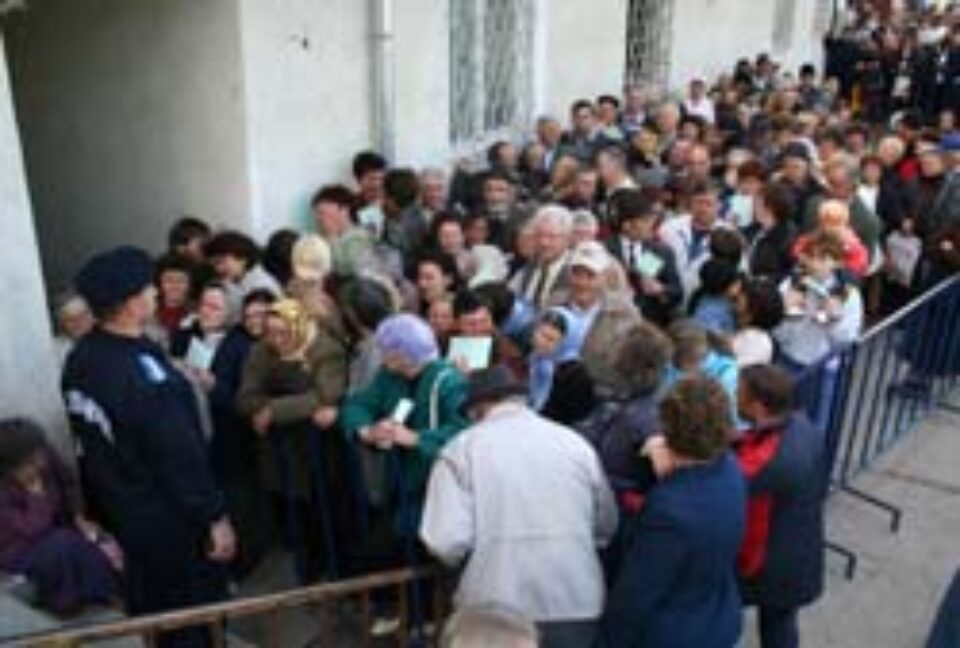 Disperare, oase rupte și leșinuri pentru un consult oftalmologic gratuit