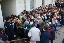 Disperare, oase rupte și leșinuri pentru un consult oftalmologic gratuit