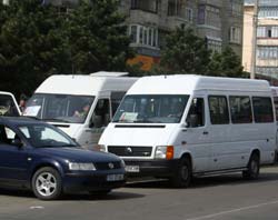 Șoferii de maxi-taxi fac legea în oraș sub ochii îngăduitori ai Poliției Rutiere