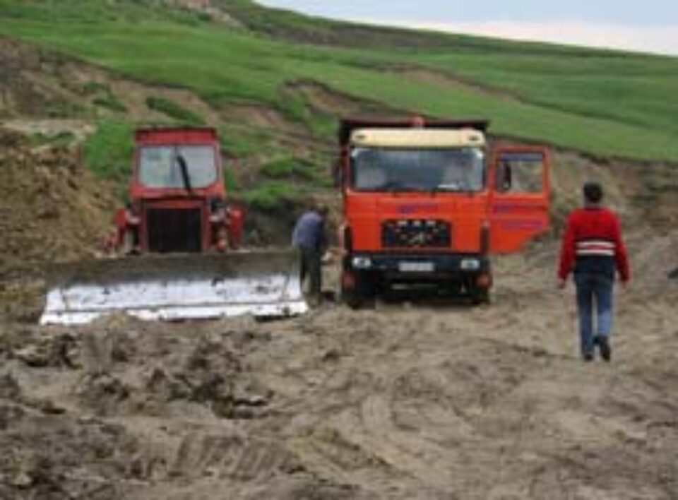 Lucrările ilegale de pe versant, sistate cu forța