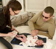 Brad Pitt și Angelina Jolie au vândut exclusivitatea pentru primele imagini cu viitorul lor copil pentru suma de 3,8 milioane de euro