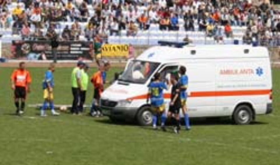 Sitaru luat de pe teren cu Ambulanța Sitaru luat de pe teren cu Ambulanța