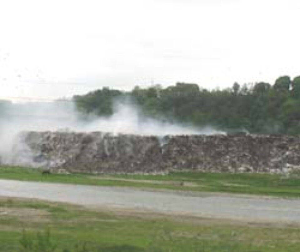 Apele uzate de la groapa de gunoi, deversate în râul Suceava Apele uzate de la groapa de gunoi, deversate în râul Suceava