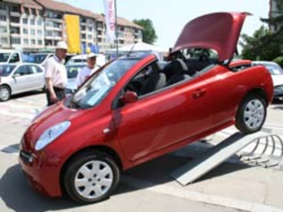 Regal auto pe esplanada Casei de Cultură