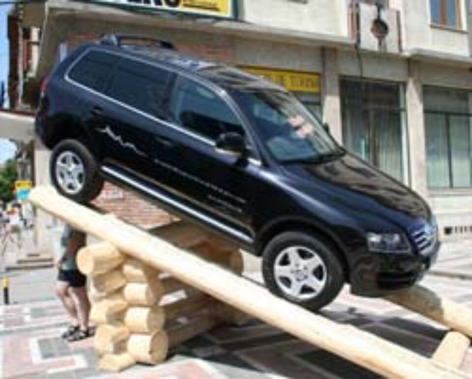 Regal auto pe esplanada Casei de Cultură