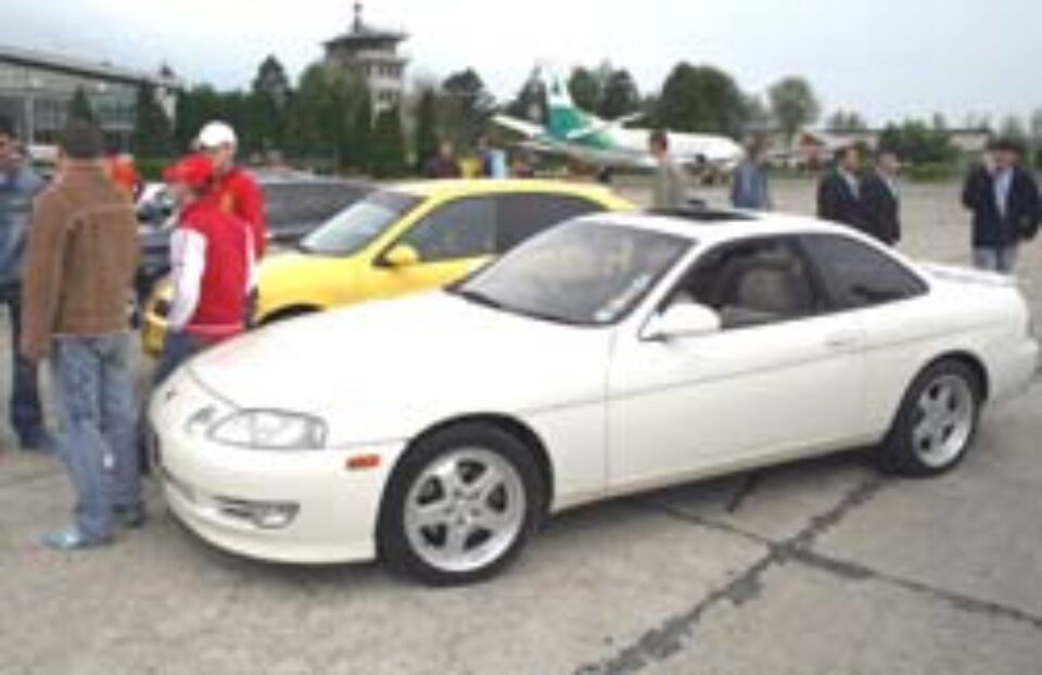 Mașini și fete frumoase, combinația cursei auto de pe Aeroportul Salcea Mașini și fete frumoase, combinația cursei auto de pe Aeroportul Salcea