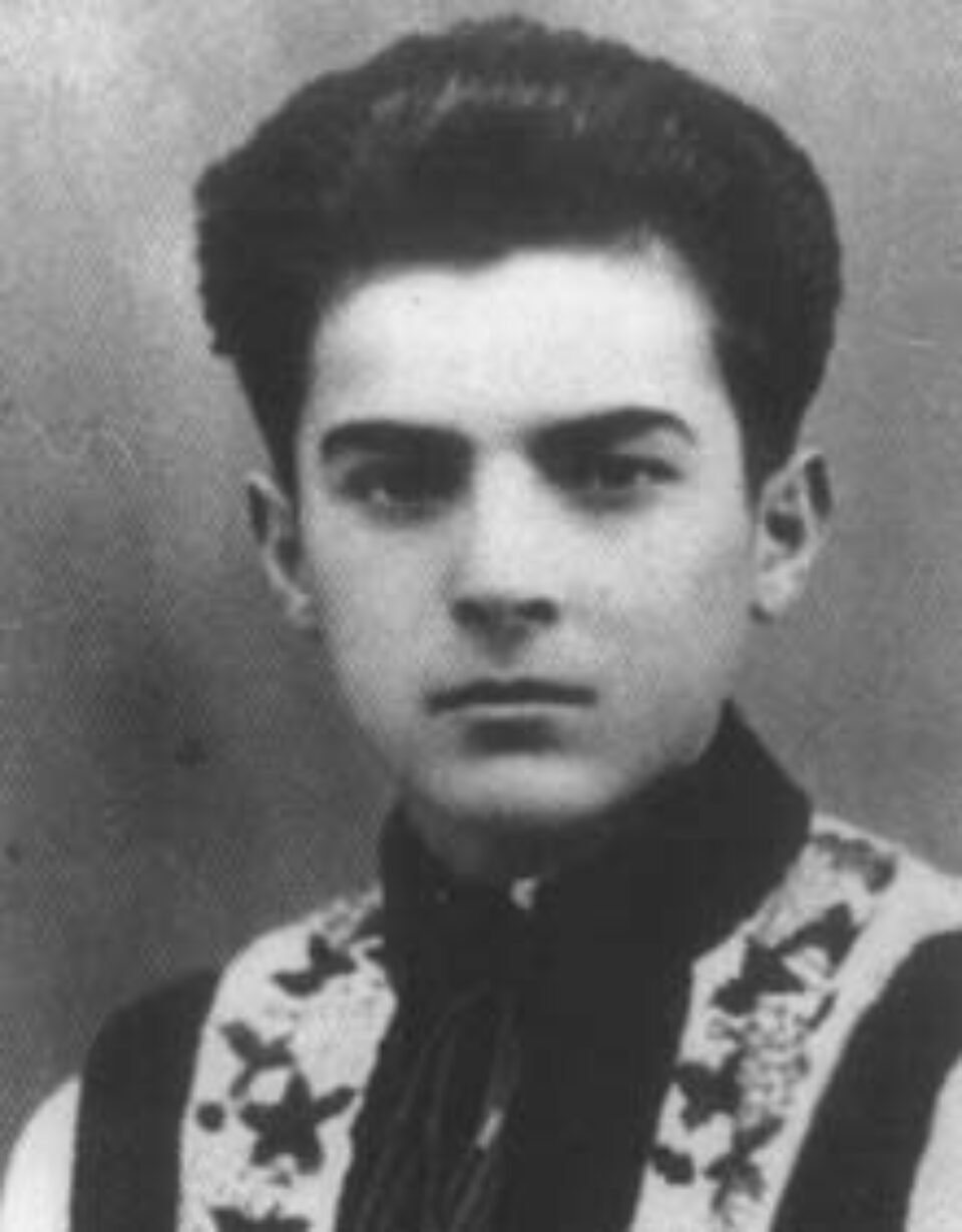 Dumitru Oniga, elev la Liceul Stefan cel Mare Suceava, inainte sa fie impuscat
