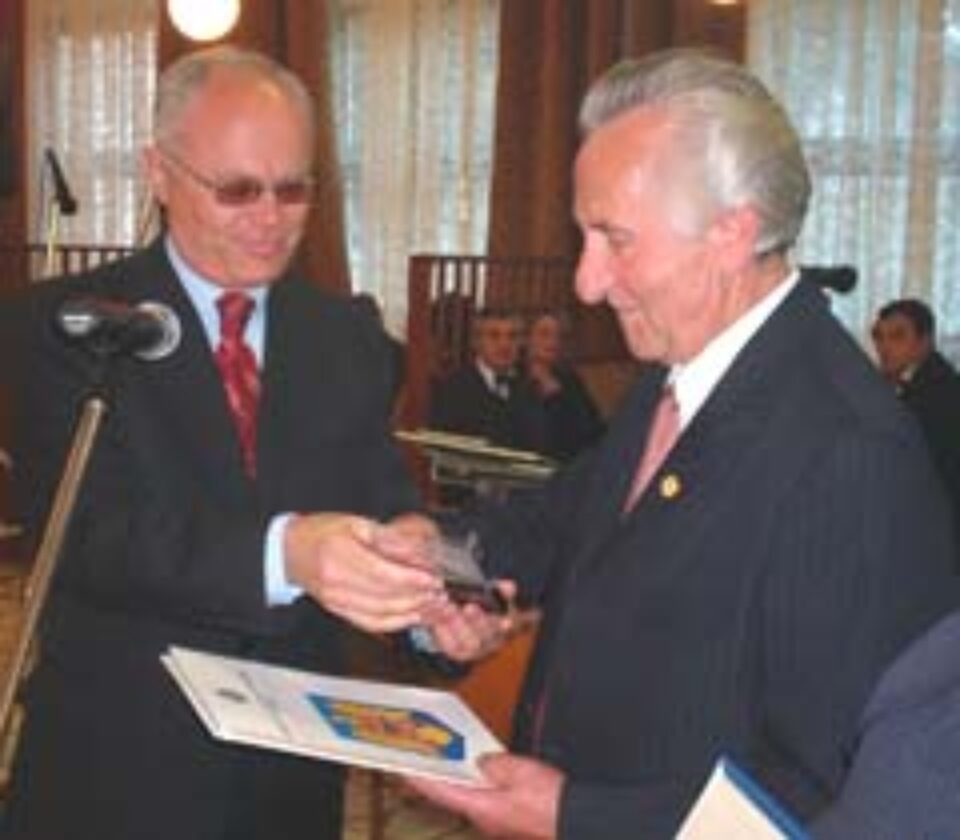 Viceconsulul Mykhailo Lienkov oferindu-i preşedintelui Mihai Deliu diploma şi medalia Ministerului de Externe al Ucrainei