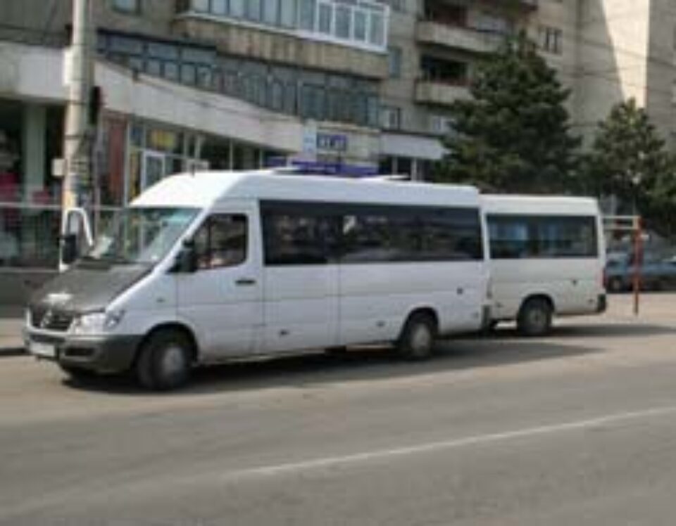 Manelele, interzise pe maxi-taxi