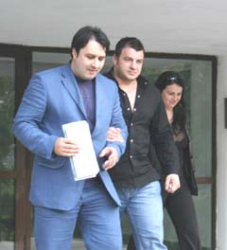 Dan Bârtoiu (în mijloc), împreună cu soţia şi avocatul Marius Striblea, la ieşirea din sediul poliţiei Suceava