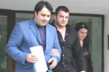 Dan Bârtoiu (în mijloc), împreună cu soţia şi avocatul Marius Striblea, la ieşirea din sediul poliţiei Suceava