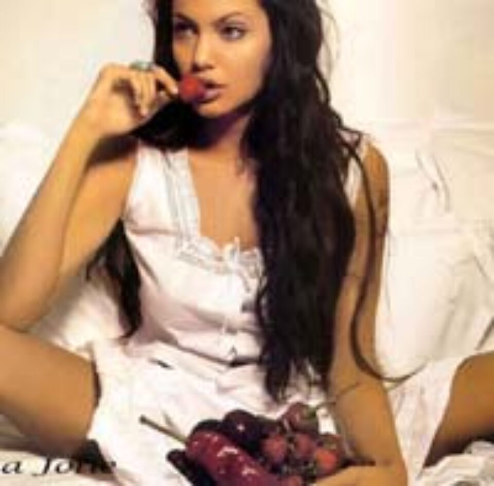 Angelina Jolie a născut prin cezariană Angelina Jolie a născut prin cezariană