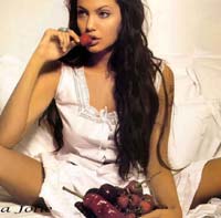 Angelina Jolie a născut prin cezariană