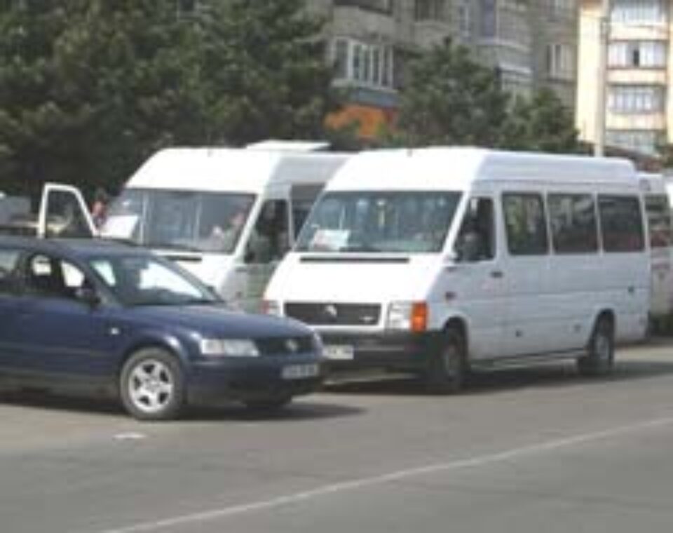 Maxi-taximetriștii pirat, scoși pe tușă cu forța