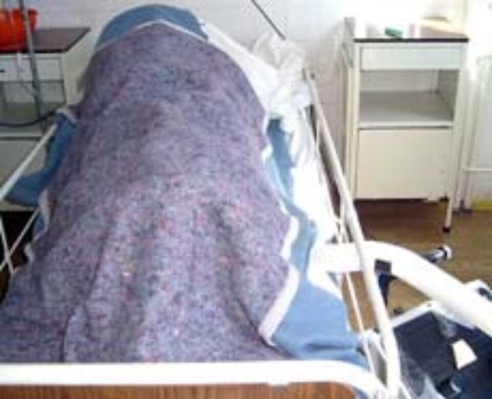 Copil electrocutat la 27.000 de volți, după ce s-a urcat pe un vagon de tren