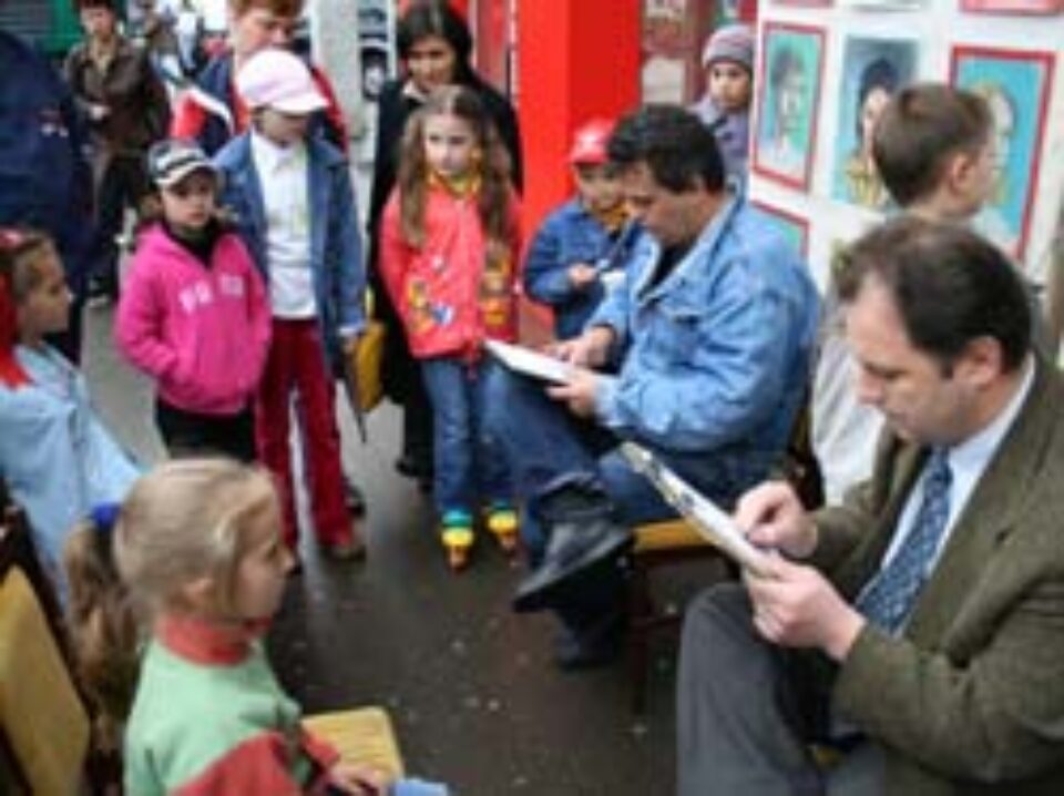 Graficienii suceveni executa portrete copiilor