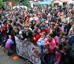 Sute de copii si tineri si -au sarbatorit ziua in centrul Sucevei