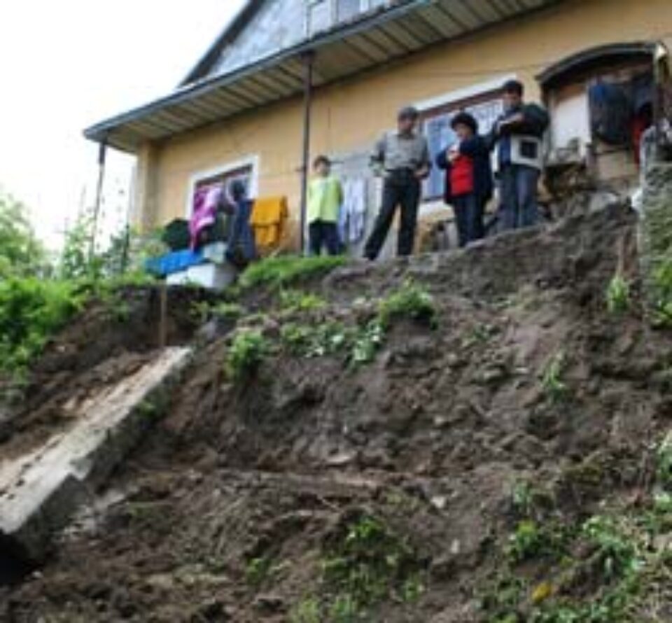 O casă de pe versant e la un pas de a se prăbuși din cauza alunecărilor de teren O casă de pe versant e la un pas de a se prăbuși din cauza alunecărilor de teren