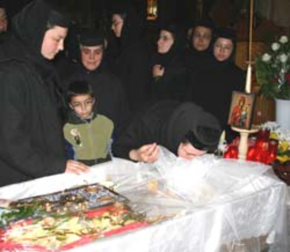Racla cu trupul neînsuflețit al Arhimandritului Ilarion Argatu va mai rămâne un timp în biserică