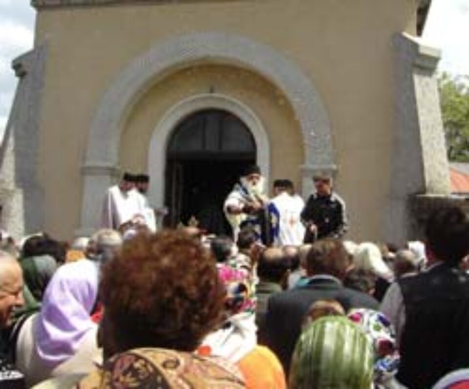 Evlavie și înghesuială la sicriul părintelui Argatu