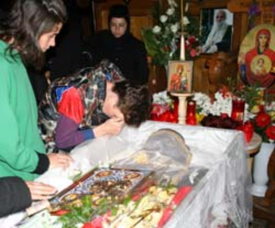 Evlavie și înghesuială la sicriul părintelui Argatu