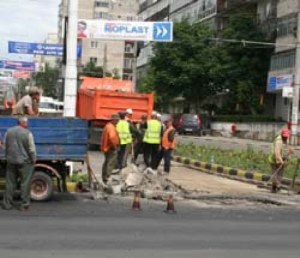Blocaje rutiere și sute de mașini bară la bară, din cauza asfaltărilor