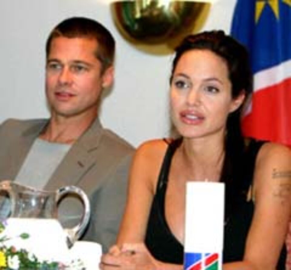 Fostul președinte al Namibiei i-a trimis lui Jolie o scrisoare de mulțumire Fostul președinte al Namibiei i-a trimis lui Jolie o scrisoare de mulțumire