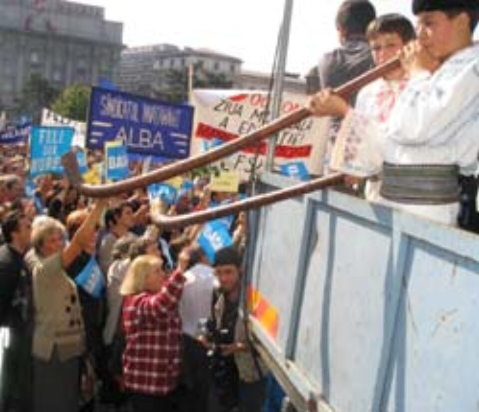 Profesorii cer mărirea salariilor, amenințând cu blocarea începerii cursurilor Profesorii cer mărirea salariilor, amenințând cu blocarea începerii cursurilor