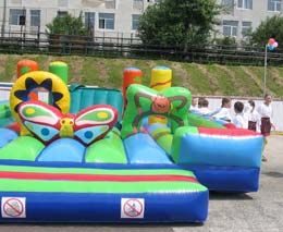 Parc de distracție cu figurine gonflabile, la Patinoar