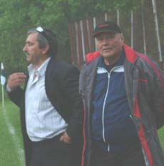 Patronul Gică Croitoru, în stînga, alături de antrenorul Constantin Jamaischi