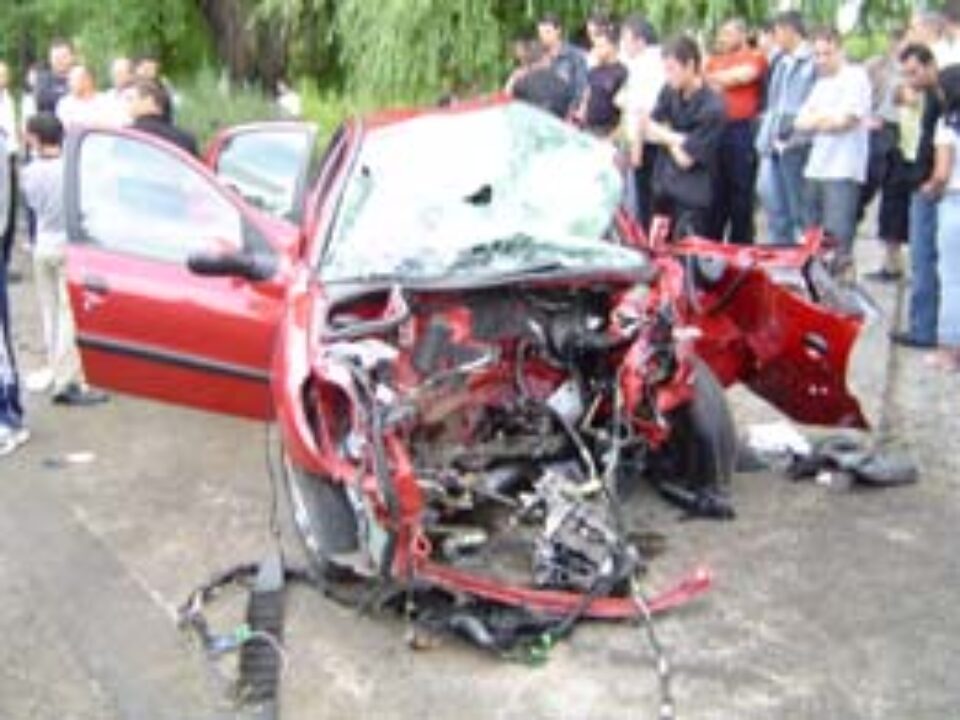 Un Peugeot a „zburat” într-un autobuz, provocând moartea unei tinere însărcinate