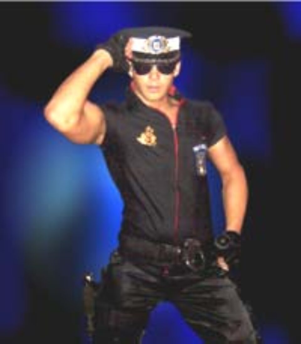 Alex ofertat sa joaca rolul unui kick-boxer in videoclipul celor de la Boney M