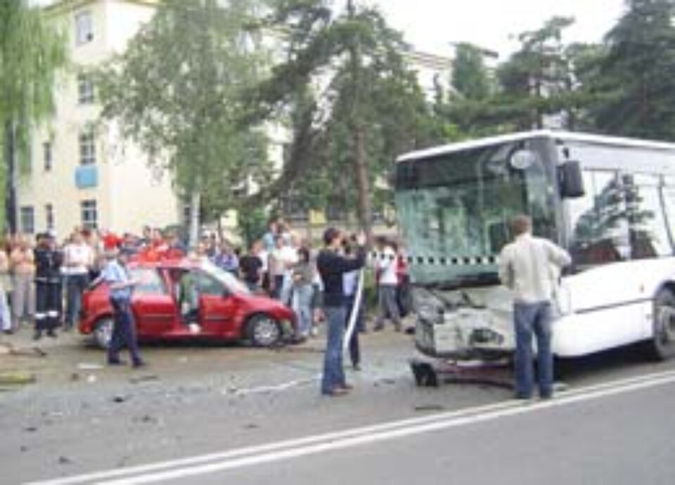Un Peugeot a „zburat” într-un autobuz, provocând moartea unei tinere însărcinate