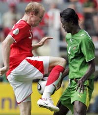 „Cocoși” jumuliți de asiatici