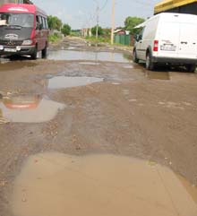 Dejecțiile de la blocurile ANL, revărsate în stradă la fiecare ploaie