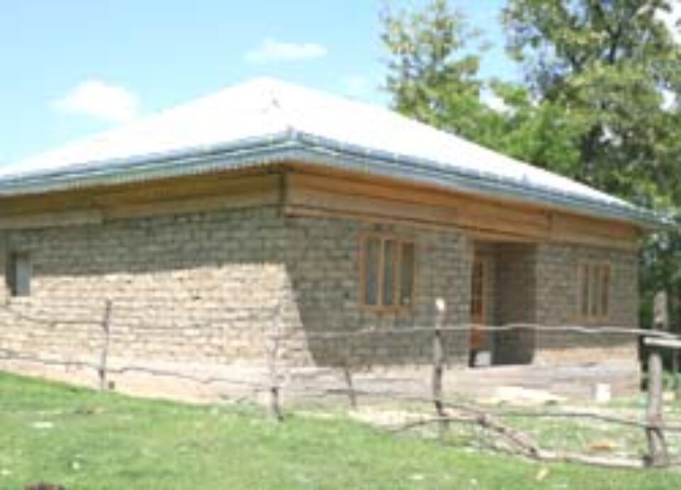 Casa din chirpici ridicată cu 50 de milioane