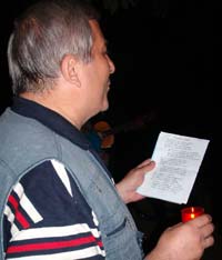 Poetul Ion Cozmei recitând versuri la lumina lumânării