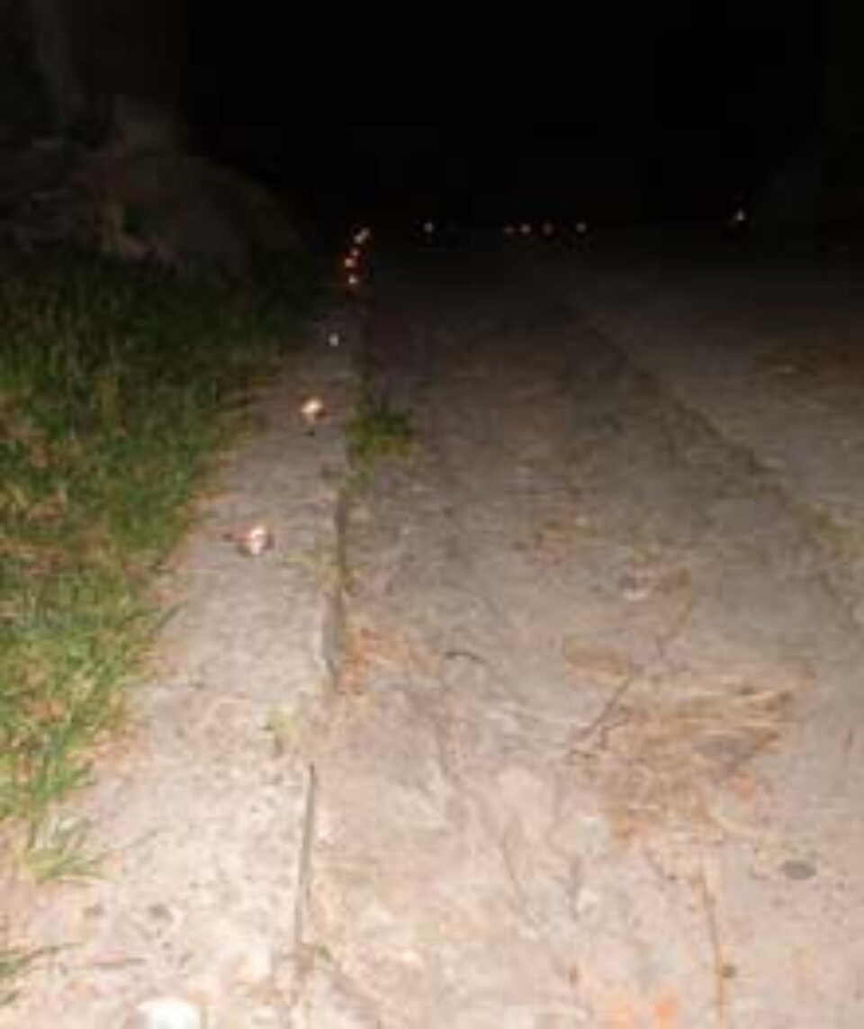 Lanţ luminos de lumânări de-a lungul culoarului din cetate