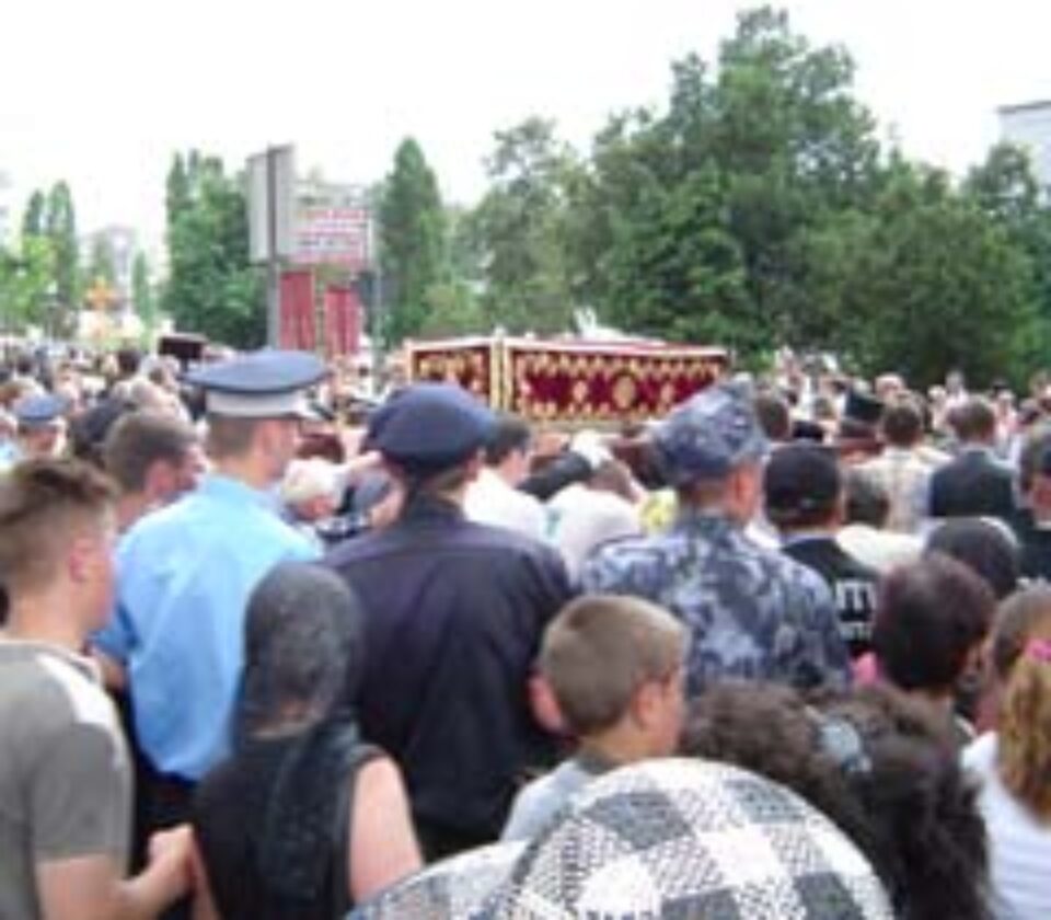 Aglomerație și caniculă la pelerinajul moaștelor Sf. Ioan cel Nou