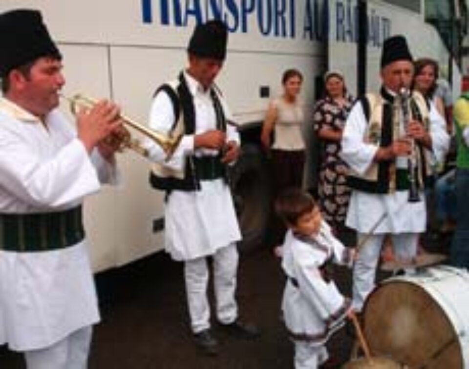 O fanfară cu instrumentiști de la 3 ani și jumătate la 84 de ani