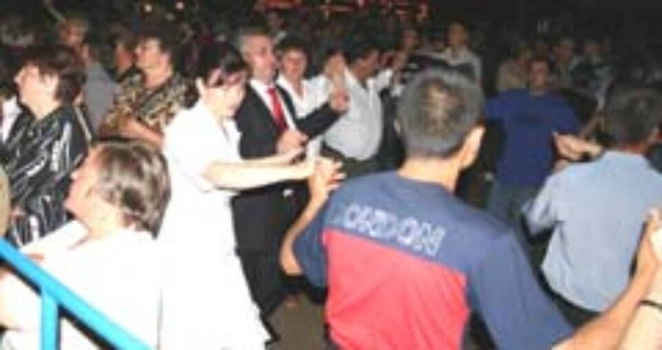 Balul Gospodarilor din Burdujeni a scos în stradă un sfert din populația cartierului