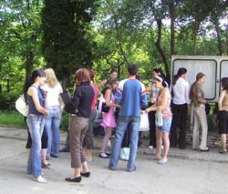 Absolvenții de liceu au început ieri „examenul maturității” cu proba orală la limba română Absolvenții de liceu au început ieri „examenul maturității” cu proba orală la limba română