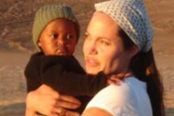 Angelina Jolie a apelat la serviciile unui pictor pentru a o picta nud în diferite stadii ale sarcini